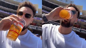 Klay Thompson disfrutó con cerveza en mano en el Dodger Stadium