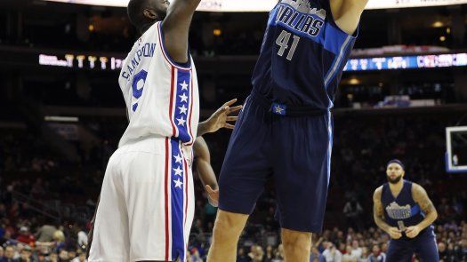 Mavericks propinan a 76ers 11ma derrota en inicio de campaña