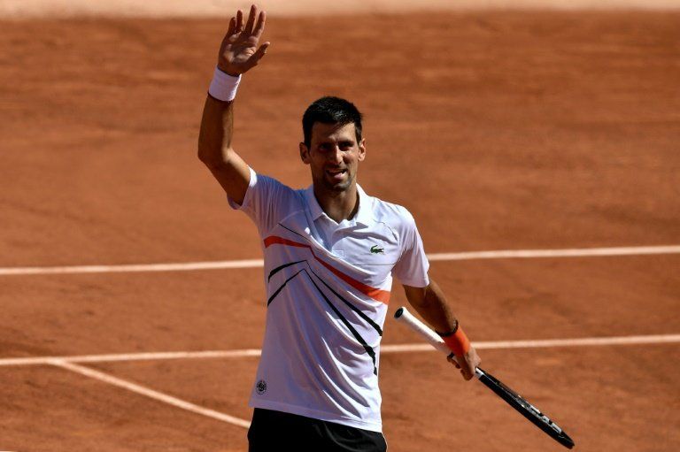 Djokovic accede por la vía rápida a octavos en Roland Garros