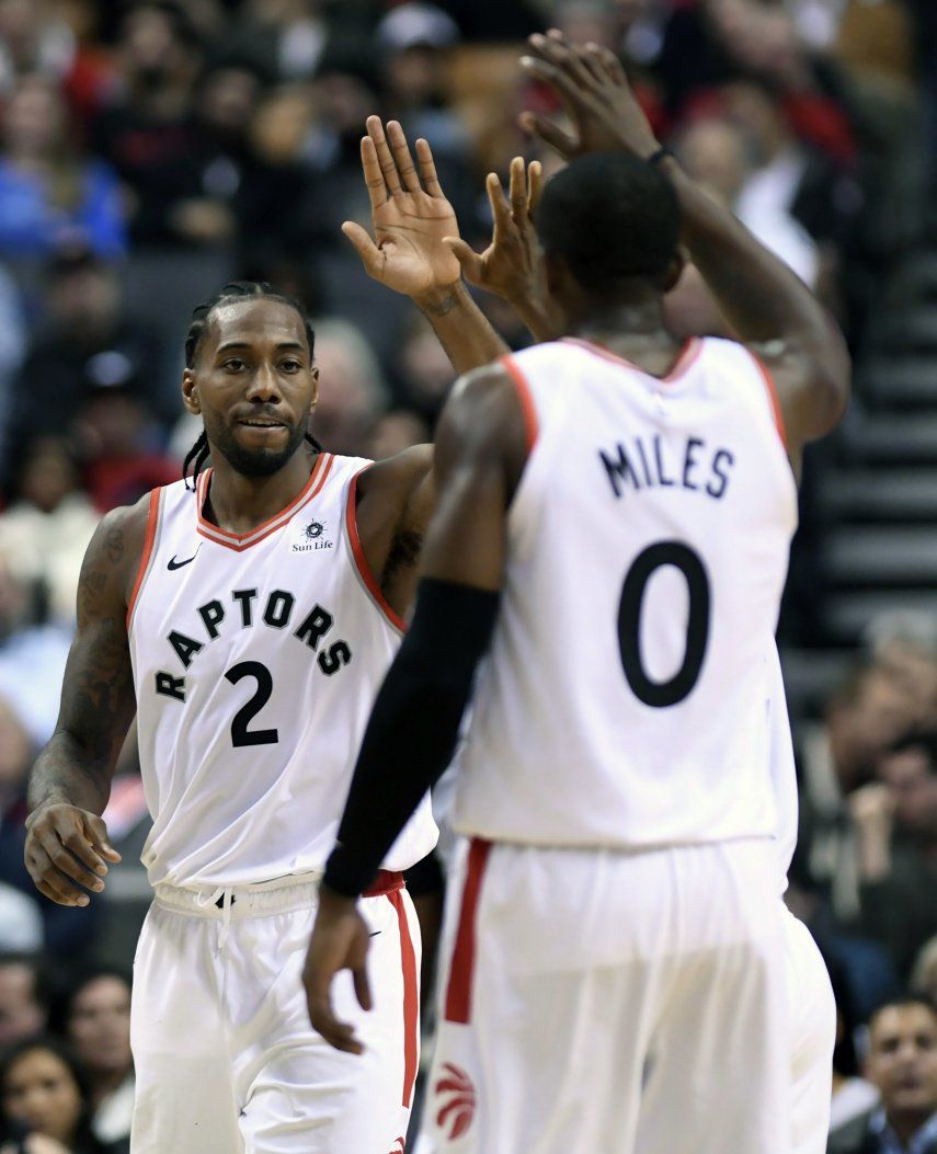 Leonard anota 31 puntos y Raptors derrotan a 76ers