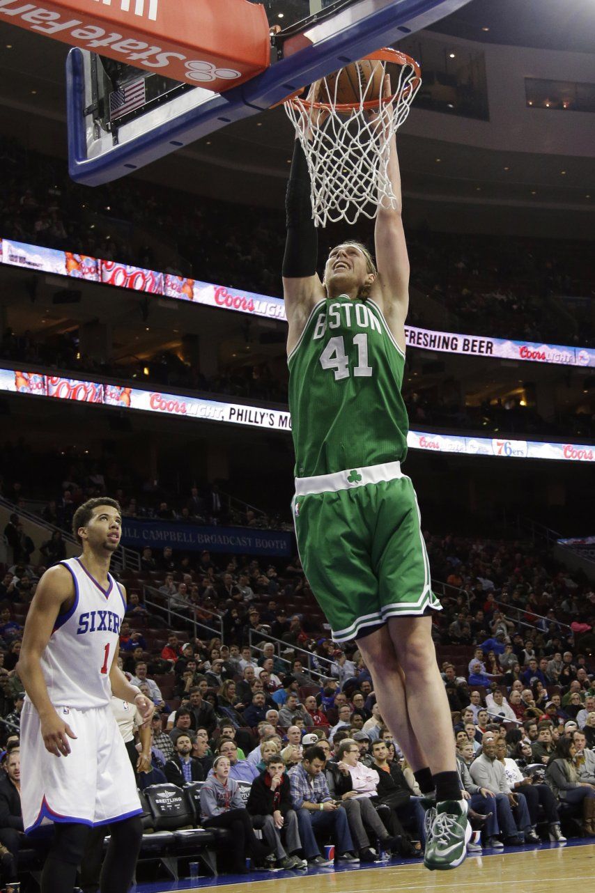 Olynyk anota 30 y Celtics vencen a 76ers