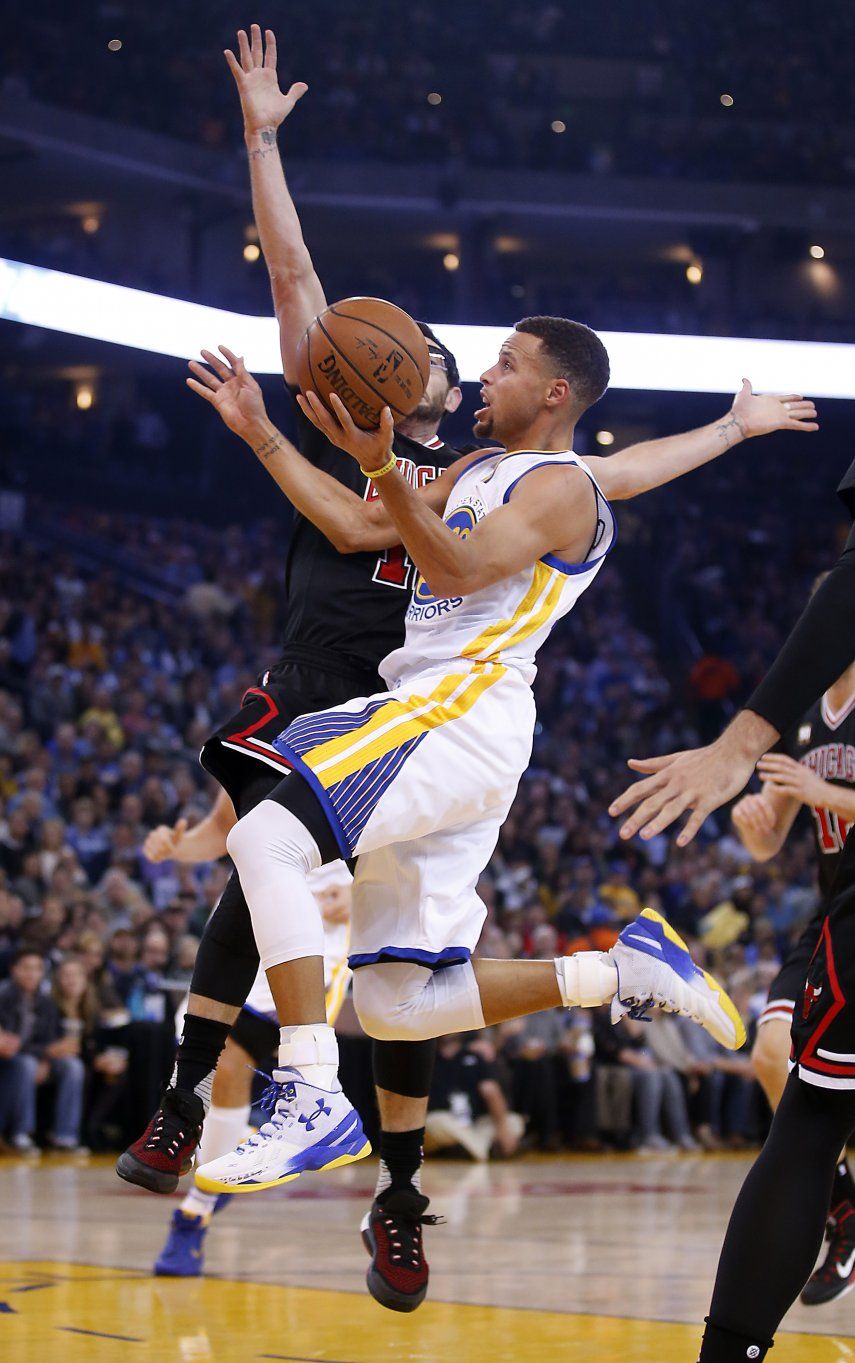 Curry lidera a Warriors ante Bulls en un inicio de liga 14-0