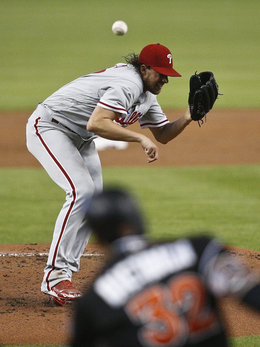 Inicio lento de Nola cuesta a Filis perder 2-0 ante Marlins