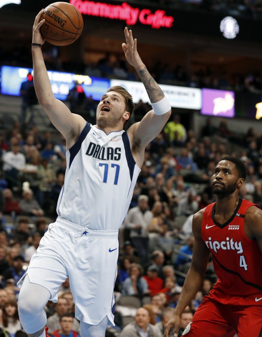 Mavericks remontan para derrotar 102-101 a Trail Blazers