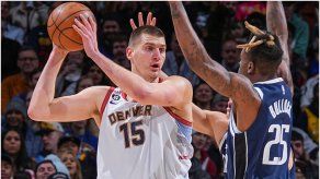 Nikola Jokic superó en el duelo a Luka Doncic