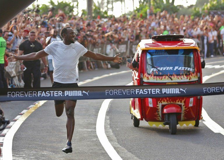 Usain Bolt vence a una mototaxi en exhibición en Perú