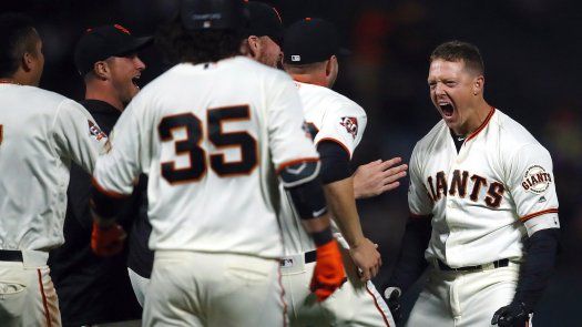 Gigantes ganan a Padres con sencillo de Hundley el noveno