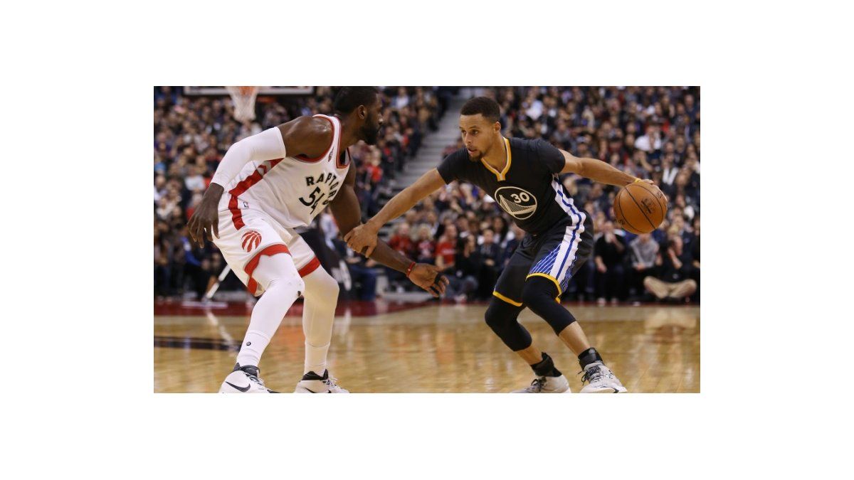 Curry se desborda con 44 puntos y sus Warriors llegan a 21 triunfos seguidos