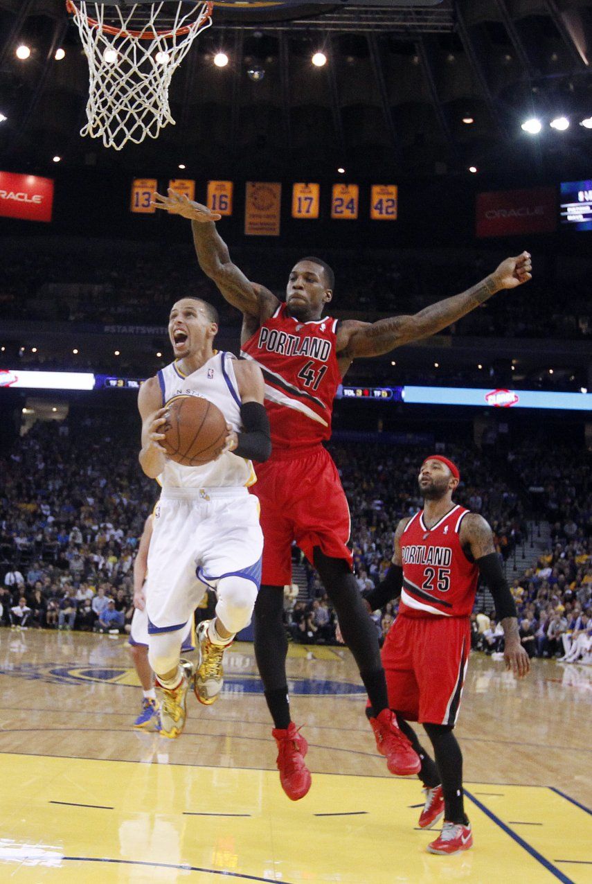 Curry guía a Warriors a triunfo sobre Blazers