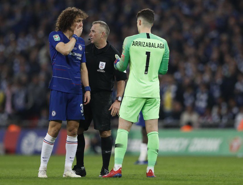 Portero del Chelsea se disculpa por no salir de la cancha