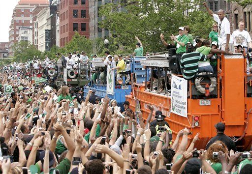 Celtics festejan tí­tulo, con multitud en Boston