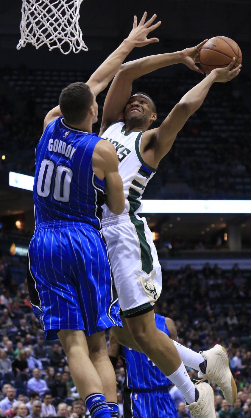 Con enceste de Parker, Bucks superan a Magic
