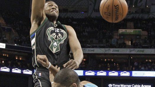 Middleton brilla y Bucks vencen 105-92 a Hornets