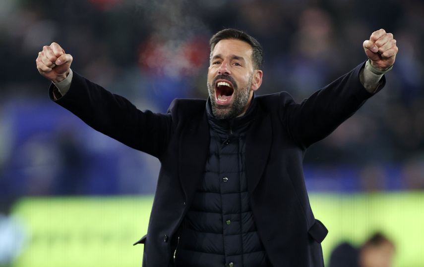 Ruud van Nistelrooy debutó con triunfo con el Leicester