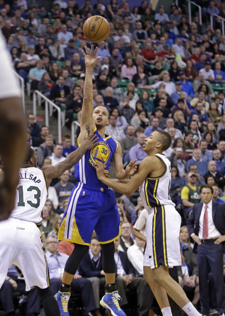Warriors brillan en 3er periodo y doblegan al Jazz
