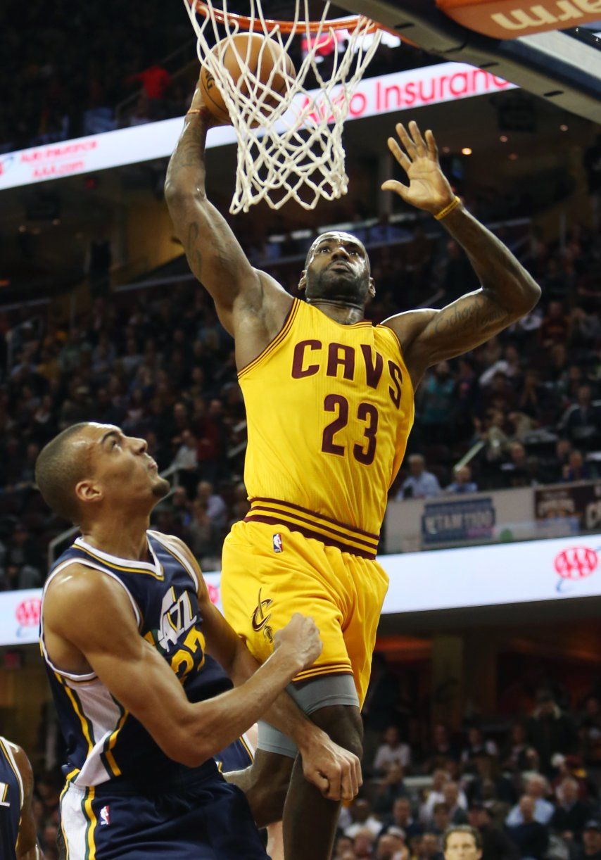 James anota 31 al liderar remontada de Cavs ante Utah