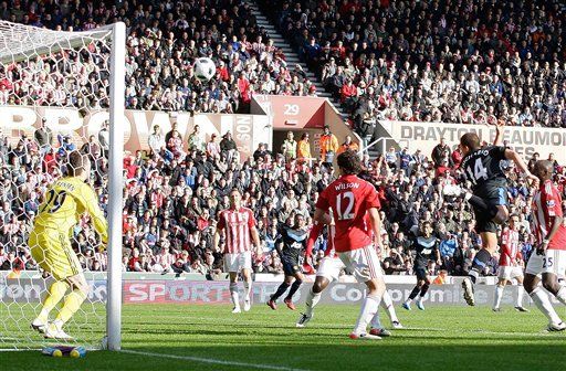 Inglaterra: Hernández da victoria a Man United sobre Stoke