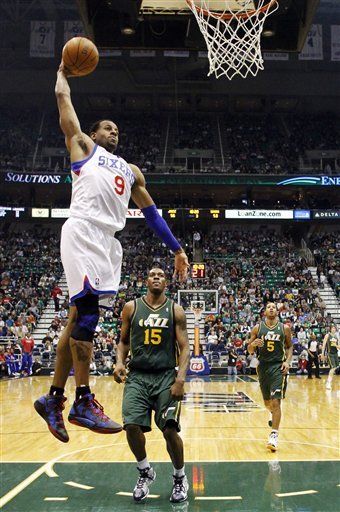 NBA: Jazz 102, 76ers 99; Derrick Favors guí­a a Utah al triunfo
