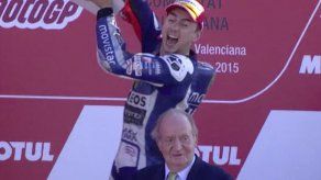 Lorenzo supera a Rossi y gana el título en MotoGP
