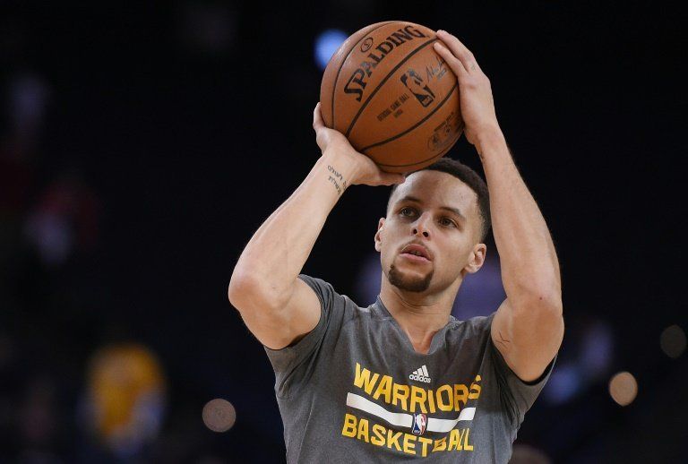 Stephen Curry sigue como líder anotador en la NBA