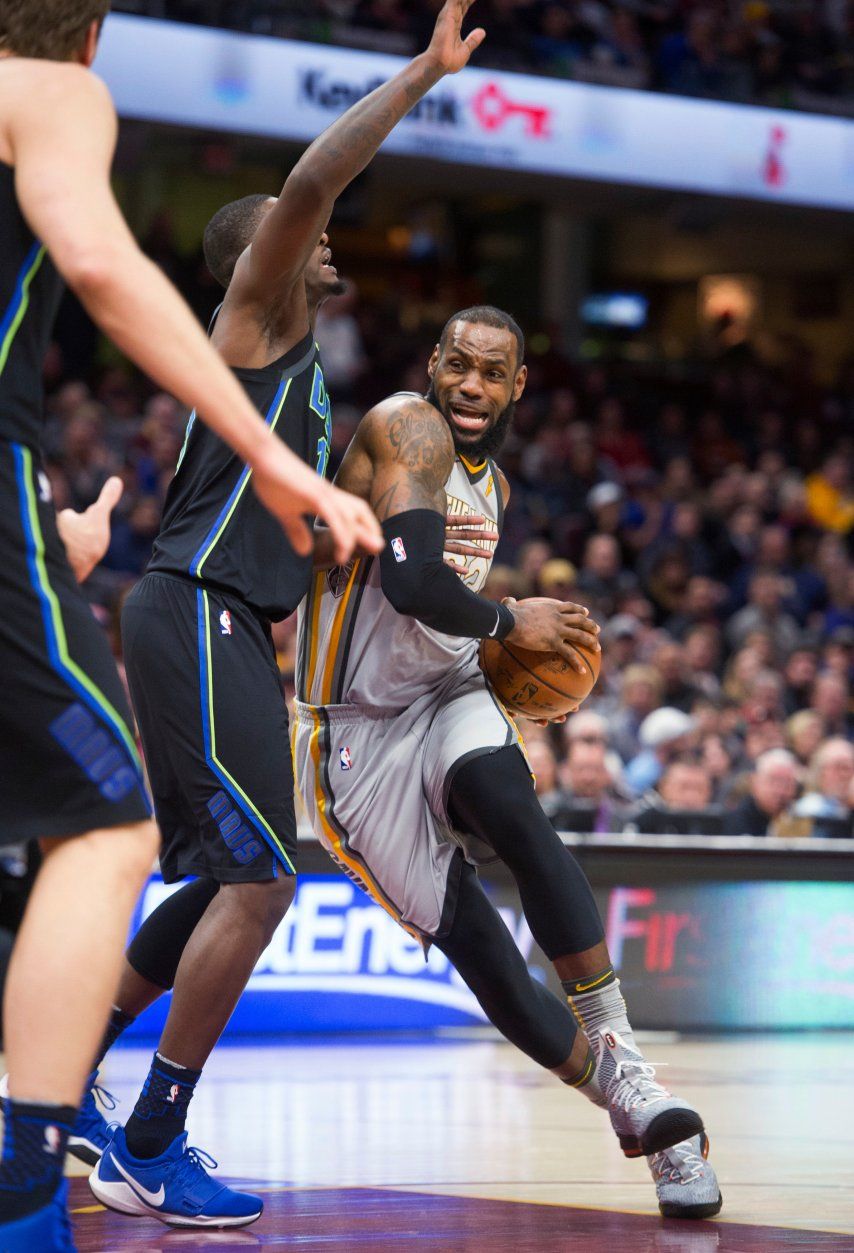 LeBron y Cavs se complican pero derrotan a Mavs