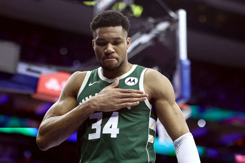 NBA: Giannis Antetokounmpo lideró triunfo de Bucks ante Sixers