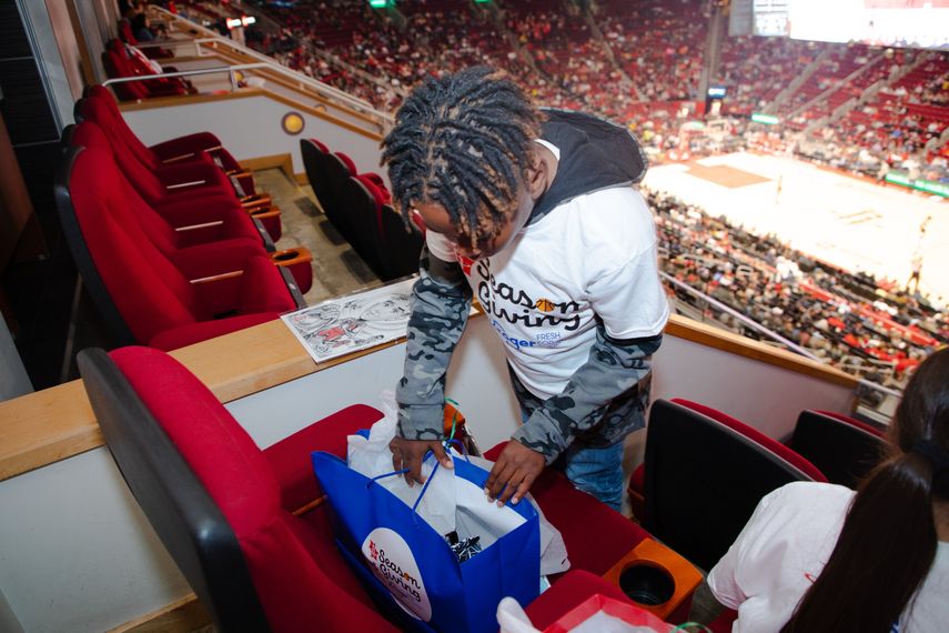NBA: Houston Rockets organiza fiesta navideña para niños