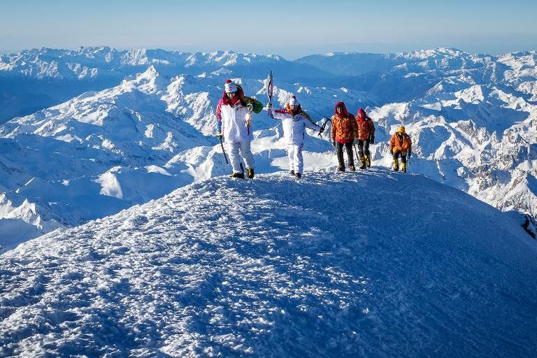 La llama olímpica rusa ilumina el monte Elbrus, la cima más alta de Europa