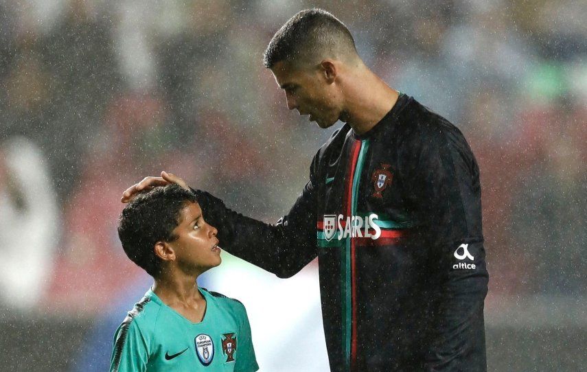 Cristiano Ronaldo y su hijo con los colores de Portugal