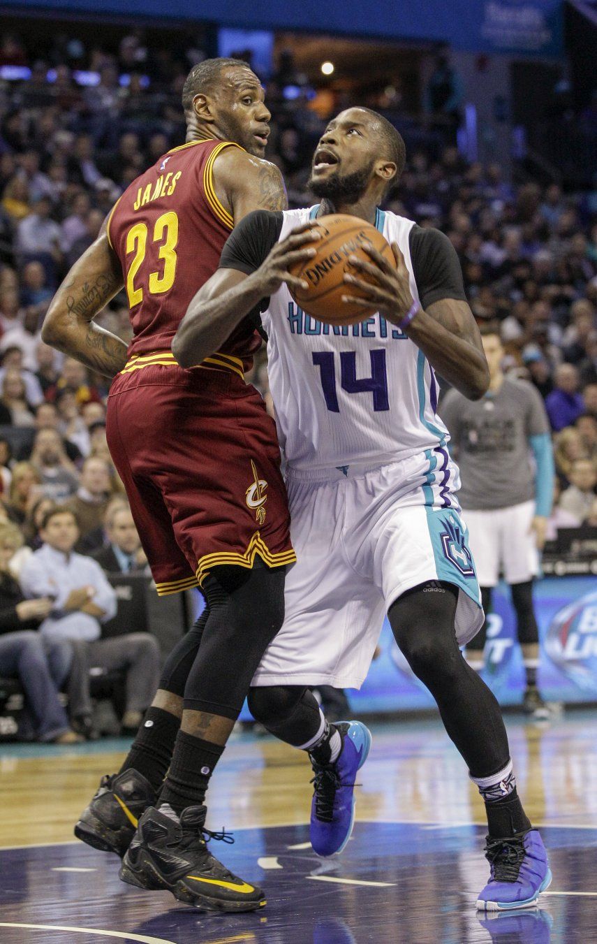 Lin anota 24 y Hornets superan 106-97 a Cavaliers