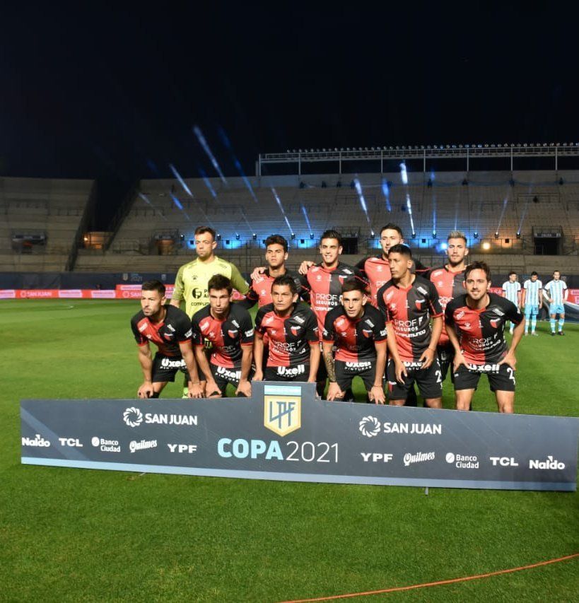 Colón goleó 3-0 a Racing y es campeón de la Copa de la Liga argentina de primera división