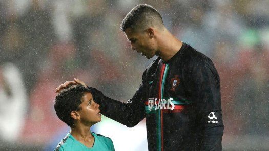 Cristiano Ronaldo y su hijo con los colores de Portugal