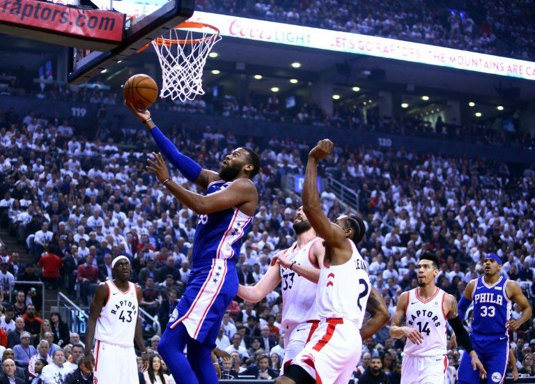 Sixers maniatan a Raptors e igualan su serie de playoffs