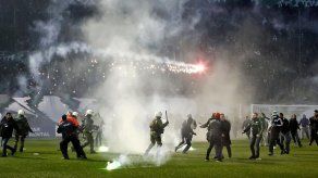 Grecia termina por ceder ante la presión de la UEFA y la FIFA