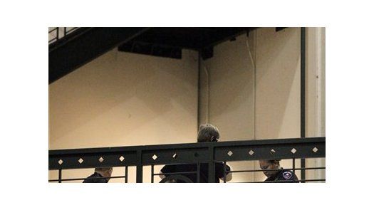 Aficionado cae de escalera en estadio de Rangers