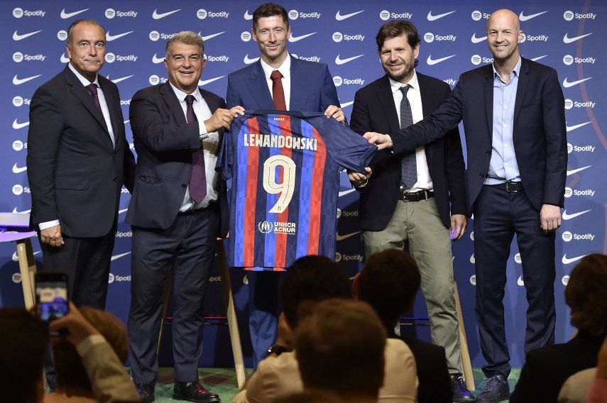 El goleador Robert Lewandowski fue presentado en el Camp Nou