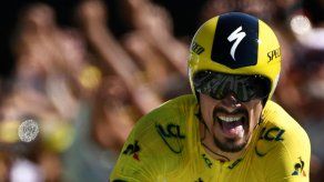 Alaphilippe vuela en la contrarreloj y refuerza el amarillo en su 100º cumpleaños