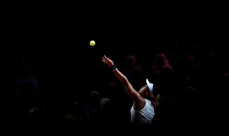 Osaka empieza con victoria en la tierra batida de Stuttgart