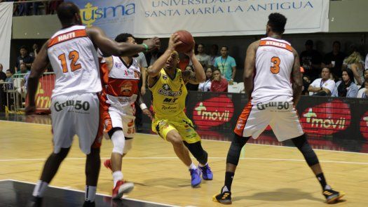 Correcaminos ganan y tienen un pie en semifinales