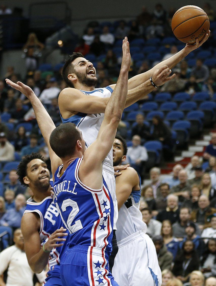 Wiggins anota 32, Wolves dejan a Sixers con foja de 0-15