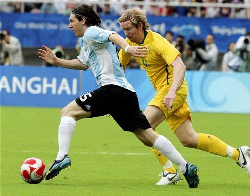 Argentina vence a Australia 1-0 y avanza