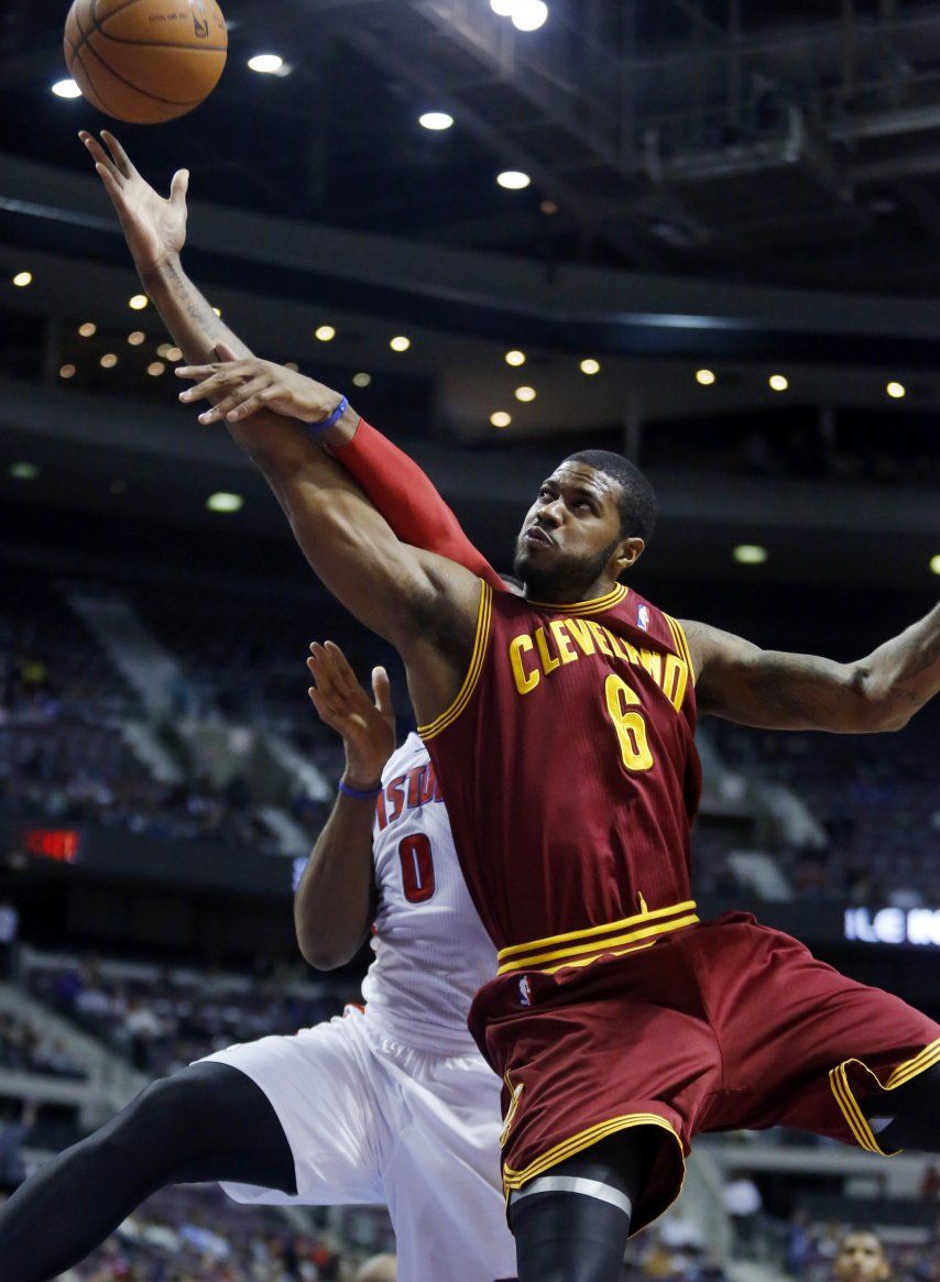 Cavs remontan y vencen a Pistons