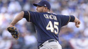 Chacín y el bullpen de Cerveceros blanquean 4-0 a Dodgers