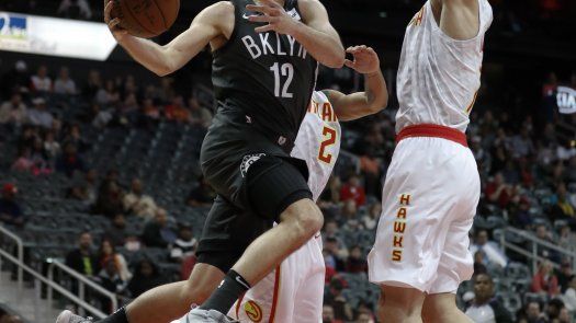 Dinwiddie define por Nets en triunfo en casa sobre Hawks
