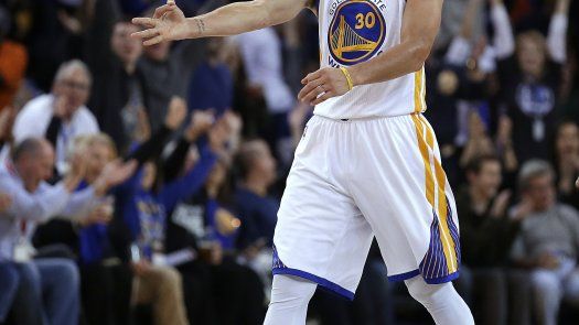 Un triple-doble de Curry guía a Warriors sobre Kings