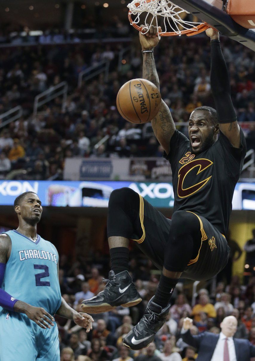 LeBron anota 31 y Cavs doblegan a Hornets