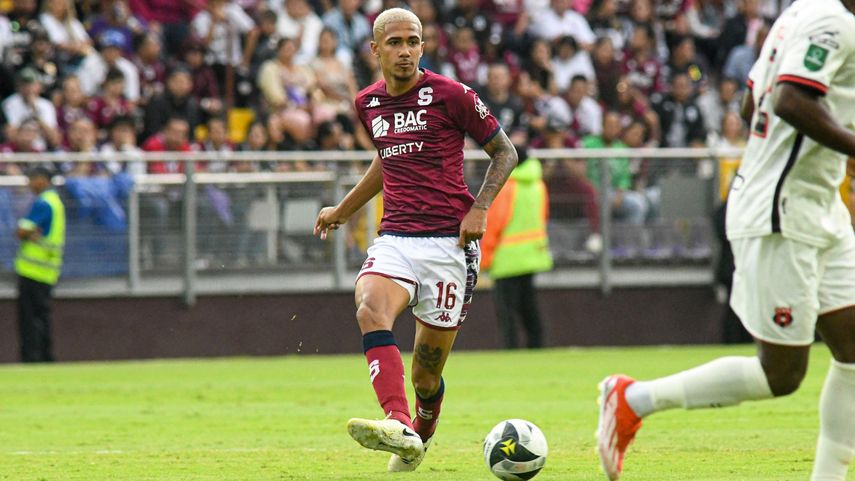 Eduardo Anderson extiende contrato con Saprissa