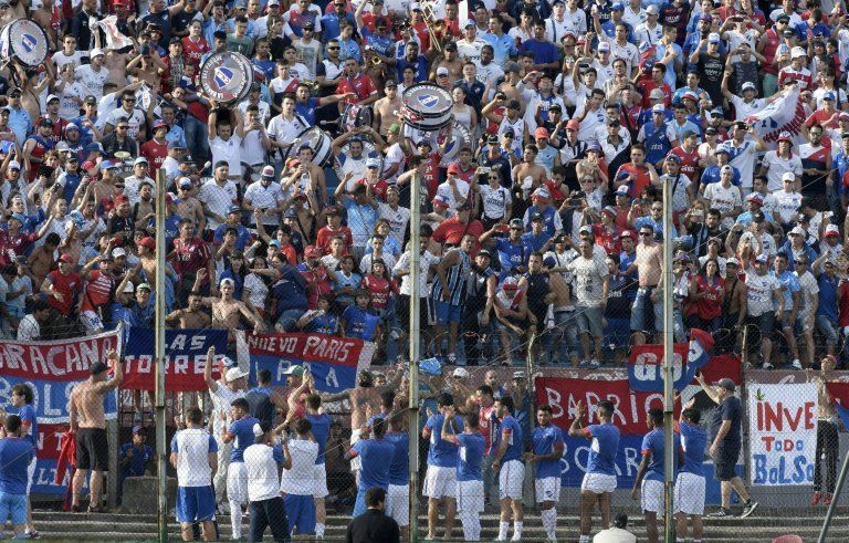 Fútbol uruguayo paralizado por desborde de hinchas en conflicto entre jueces y Nacional