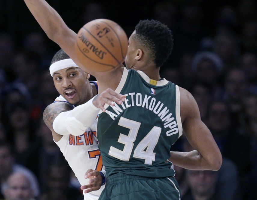 Anthony coquetea con triple doble; Knicks derrotan a Bucks