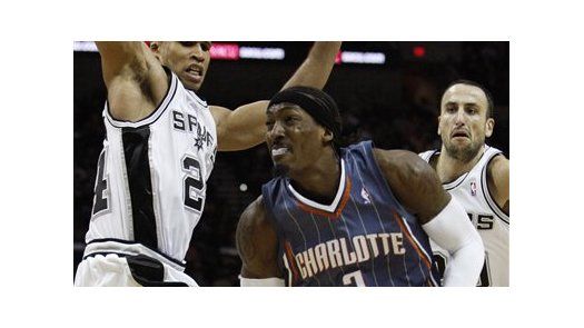 Ginóbili dirige ofensiva contra Bobcats